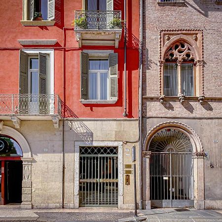 Tra Piazza Erbe E Piazza Bra Raffinata Maison Hotel Verona Exterior photo